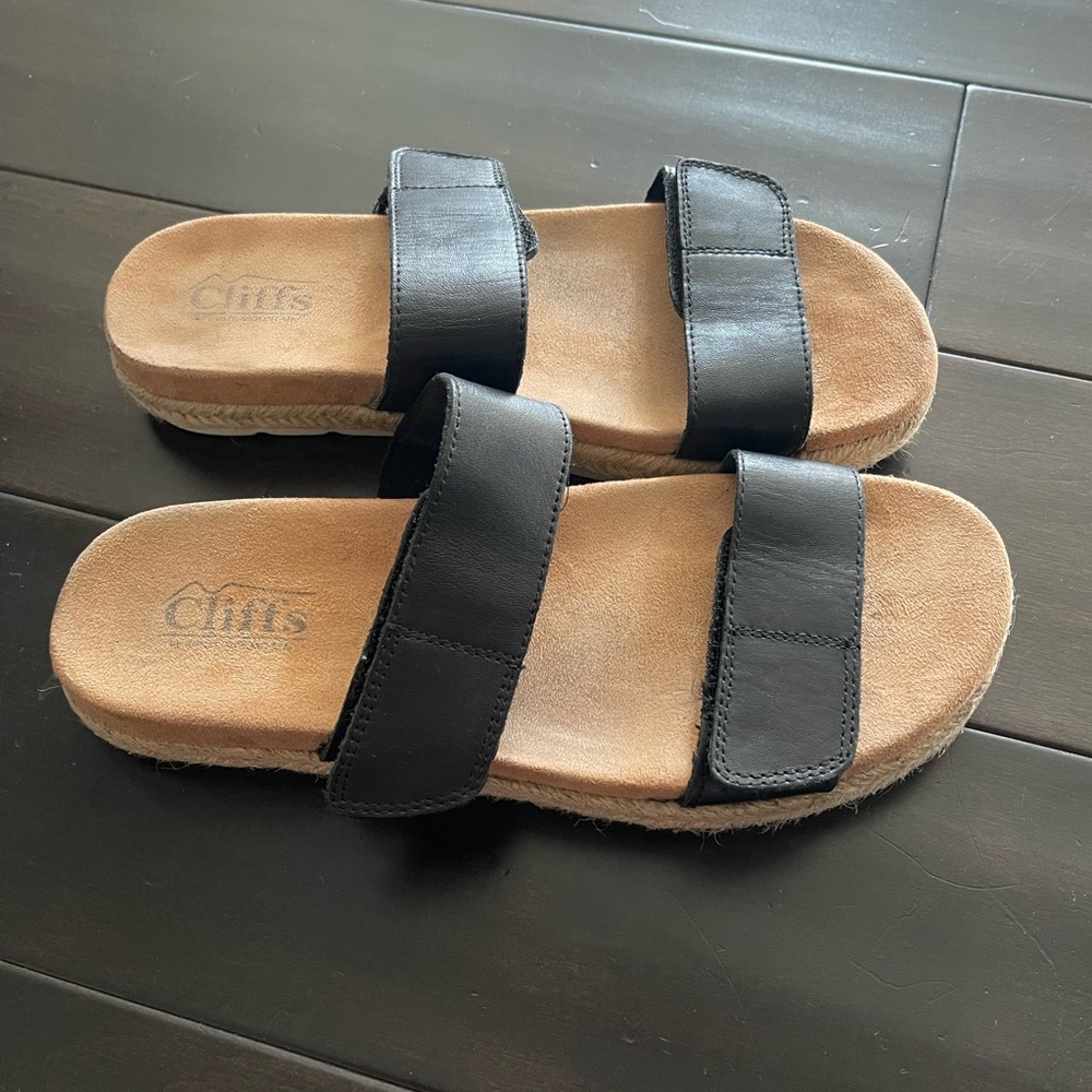 Cliffs by WHITE MOUNTAIN Black and Tan Sandals With Adjustable Straps size 7.5